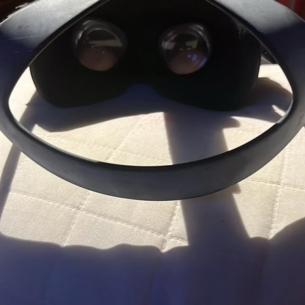 Oculus quest VR headset (W/ Hand Controllers)